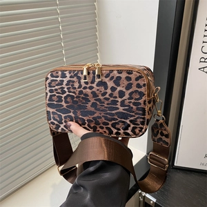 Borsa a tracolla leopardata da donna con doppia cerniera e tracolla regolabile