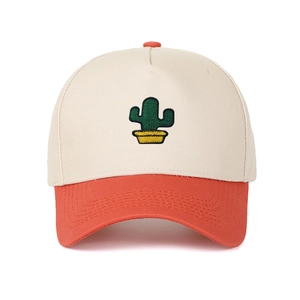 Détail de la broderie cactus et des coutures sur une casquette bicolore rétro