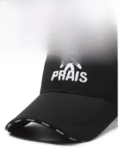 Dettaglio cappello nero con ricamo PRAIS bianco e stampa SPORT sulla visiera curva sportiva