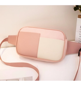 Détail du sac bandoulière multicolore montrant la sangle tissée et la boucle de fermeture
