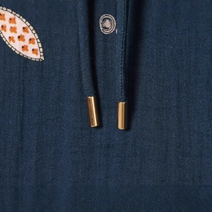Robe bleu marine avec motif de feuilles orange-rose et cordon à embouts métalliques dorés