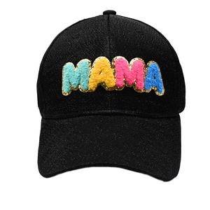 Detail der bunten Chenille-MAMA-Patches mit Goldglitzer auf schwarzer Baseballkappe