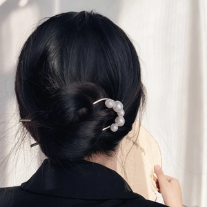 Épingle à cheveux élégante en U avec cinq perles blanches sur métal pour cheveux bruns