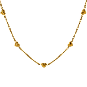 Vista de cerca de collar de acero inoxidable dorado con pequeños dijes de corazones en 3D