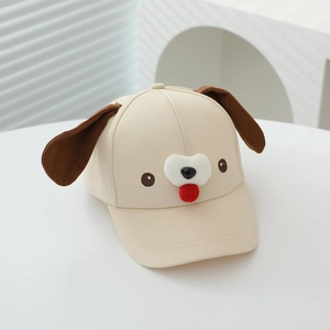 Détail du motif de chien de dessin animé sur une casquette de baseball en coton beige enfant