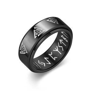 Primer plano de anillo giratorio de titanio negro con grabados de Valknut y runas