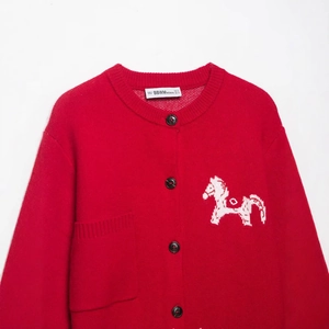 Gilet rouge en maille à manches longues avec broderie petit cheval et boutons noirs