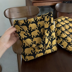 Détail de l'imprimé éléphant doré de style thaïlandais sur un sac à bandoulière en toile
