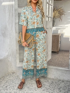 Ensemble floral deux pièces avec chemise courte et pantalon large au style bohème