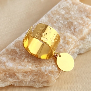 Anello largo regolabile in oro martellato con ciondolo circolare su pietra