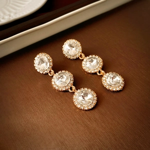 Détails macro de boucles d'oreilles vintage en or avec trois cercles sertis de diamants