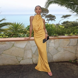Robe longue élégante en satin jaune avec licou et coupe sirène ajustée en extérieur