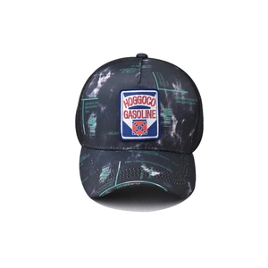 Dettaglio ricamo su cappello trucker nero tie-dye con toppa HOGGOCO GASOLINE e rete