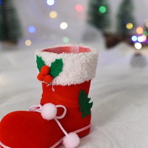 Nahaufnahme der roten Weihnachts-Süßigkeitentasche mit Stechpalme und Pelzbesatz