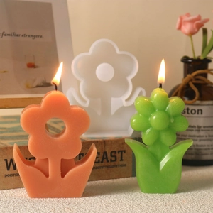 Detalle macro de vela floral y molde de silicona sobre libros antiguos retro