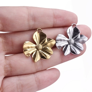 304 stainless steel flower pendant charms in gold and silver finish for DIY jewelry