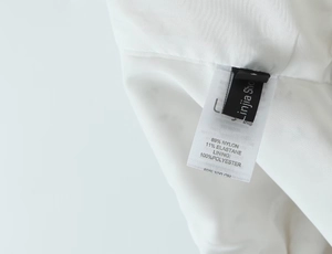 Détail de l'étiquette d'entretien montrant 89% Nylon 11% Élasthanne et la taille L