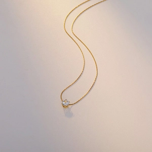 Elegante collana in titanio placcato oro 18K con un classico diamante solitario scintillante