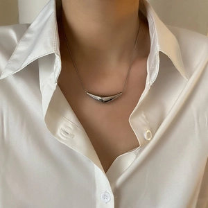 Collier minimaliste en argent avec pendentif tube incurvé pour femme chic
