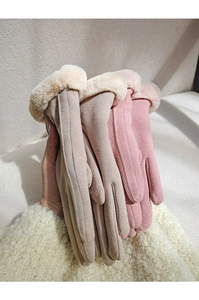 Nahaufnahme warmer beige- und rosafarbener Wildlederhandschuhe mit weichem Plüschbesatz