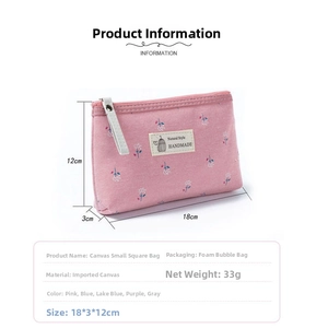 Détail de la trousse de maquillage en toile fleurie rose avec dimensions et étiquette