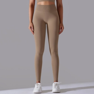 Nahaufnahme der nahtlosen High-Waist-Yogahose mit Bauchkontrolle und Push-up-Effekt am Gesäß