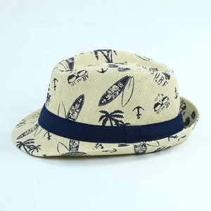 Dettaglio di un cappello di paglia beige con stampe nautiche SURF e fascia blu