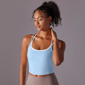 Détail d'un soutien-gorge de sport bleu ciel à doubles bretelles et design sans couture