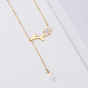 Détail du collier tulipe dorée avec incrustation en nacre et breloque perle élégante