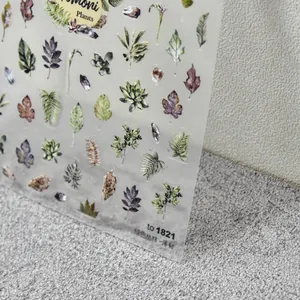 Detalle de pegatinas 5D para uñas con hojas tropicales y plantas de la selva con relieve