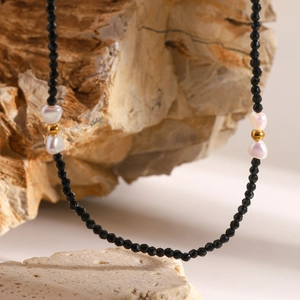 Collier en acier inoxydable 18k avec cristaux noirs, perles et perles dorées creuses