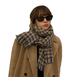 Eleganter Schal mit blau-beigem Hahnentrittmuster und Fransen für den Winter