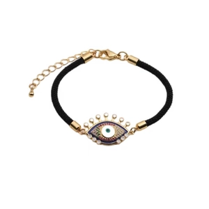 Dettaglio del bracciale regolabile malocchio in oro con zircone e cordino nero