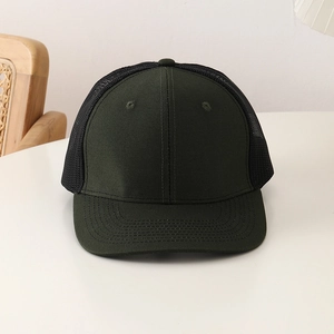 Détail d'une casquette trucker vert foncé avec filet noir respirant et visière en toile