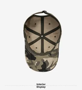 Vue détaillée de l'intérieur de la casquette de baseball camouflage et des coutures