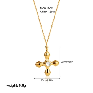 Détail du pendentif croix en or 18 carats avec cristal sur chaîne à billes