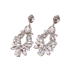 Boucles d'oreilles pendantes argentées avec strass et franges pour un look palais vintage