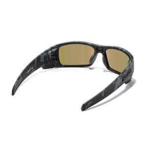 Dettaglio occhiali da sole sportivi KD338 con montatura mimetica grigia e lenti oro