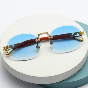 Gafas de sol redondas sin montura con lentes degradadas azules y patillas de madera