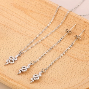 Dettaglio macro della collana con ciondolo a serpente argento vintage e orecchini set