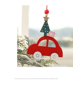 Détail d'une voiture en bois rouge avec sapin et cadeau pour décoration de Noël