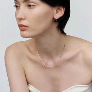 Collana a catena serpente da 1mm in argento sterling S925 e orecchini a cerchio su modella