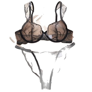 Set di lingerie sexy in pizzo nero ricamato con reggiseno con ferretto e perizoma chic