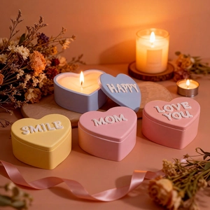 Dettaglio di scatole a forma di cuore con lettere SMILE e HAPPY in delicate tonalità pastello