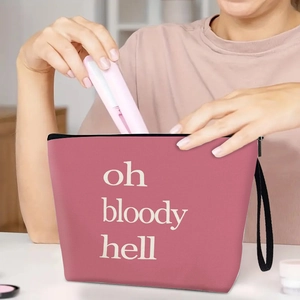 Borsa cosmetica in tela rosa con stampa oh bloody hell e cerniera per il viaggio