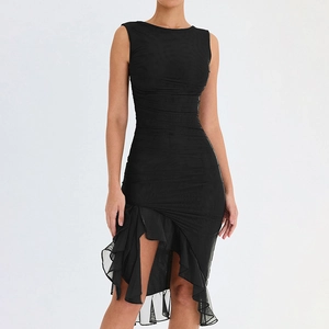 Dettaglio dell'elegante abito midi nero senza maniche con design arricciato e bordo in tulle