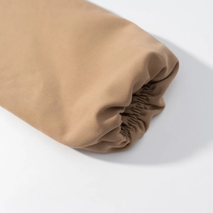 Gros plan du poignet de la veste kaki avec poignet élastique côtelé et texture de tissu fine