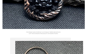 Detailansicht des handgeschnitzten Buddha-Anhängers mit Retro-Bronze-Kanten-Textur
