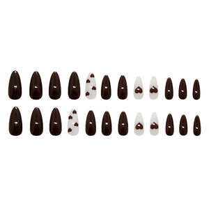Unghie finte a mandorla marrone cioccolato e panna con cuori, set da 24 pezzi