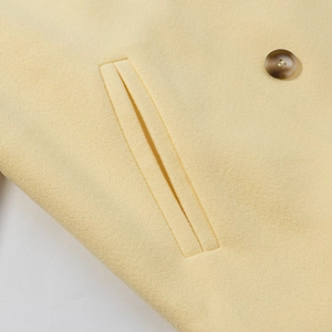 Veste en laine jaune clair à double boutonnage avec boutons ambre et détails de poche fins